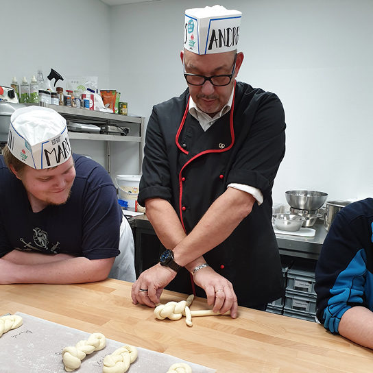  In der Weihnachtsbäckerei - Wittekindshof Gronau zu Besuch bei Bakerman