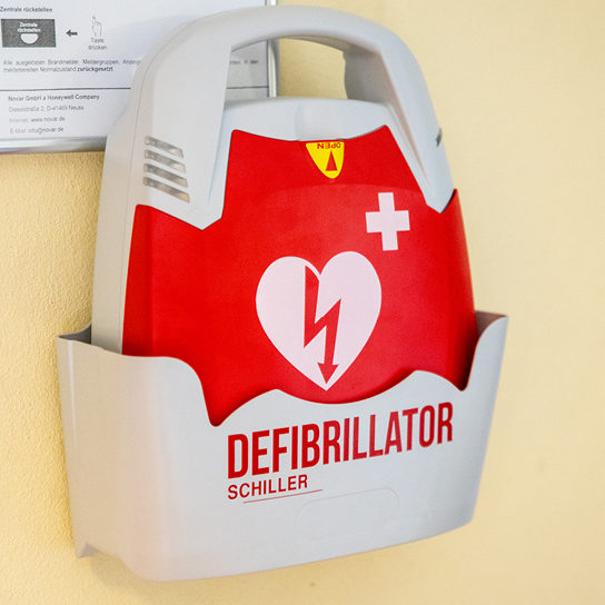  Schnelles Handeln, schnelle Reanimation:  Defibrillator bei Bakerman
