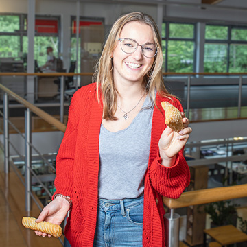 Praktikantin mit multikulturellen Wurzeln für den Export